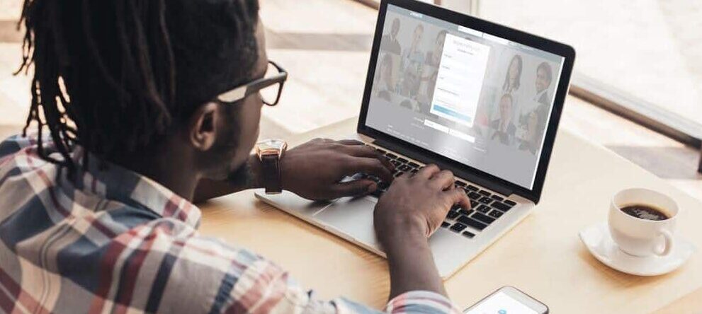 Homem utilizando computador